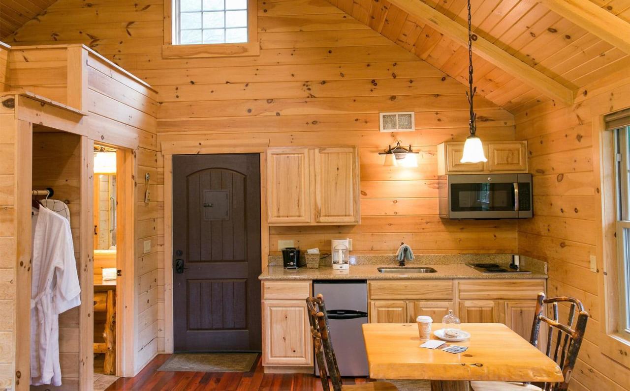 Whispering Pines Treehouse By Amish Country Lodging Милърсбърг Екстериор снимка