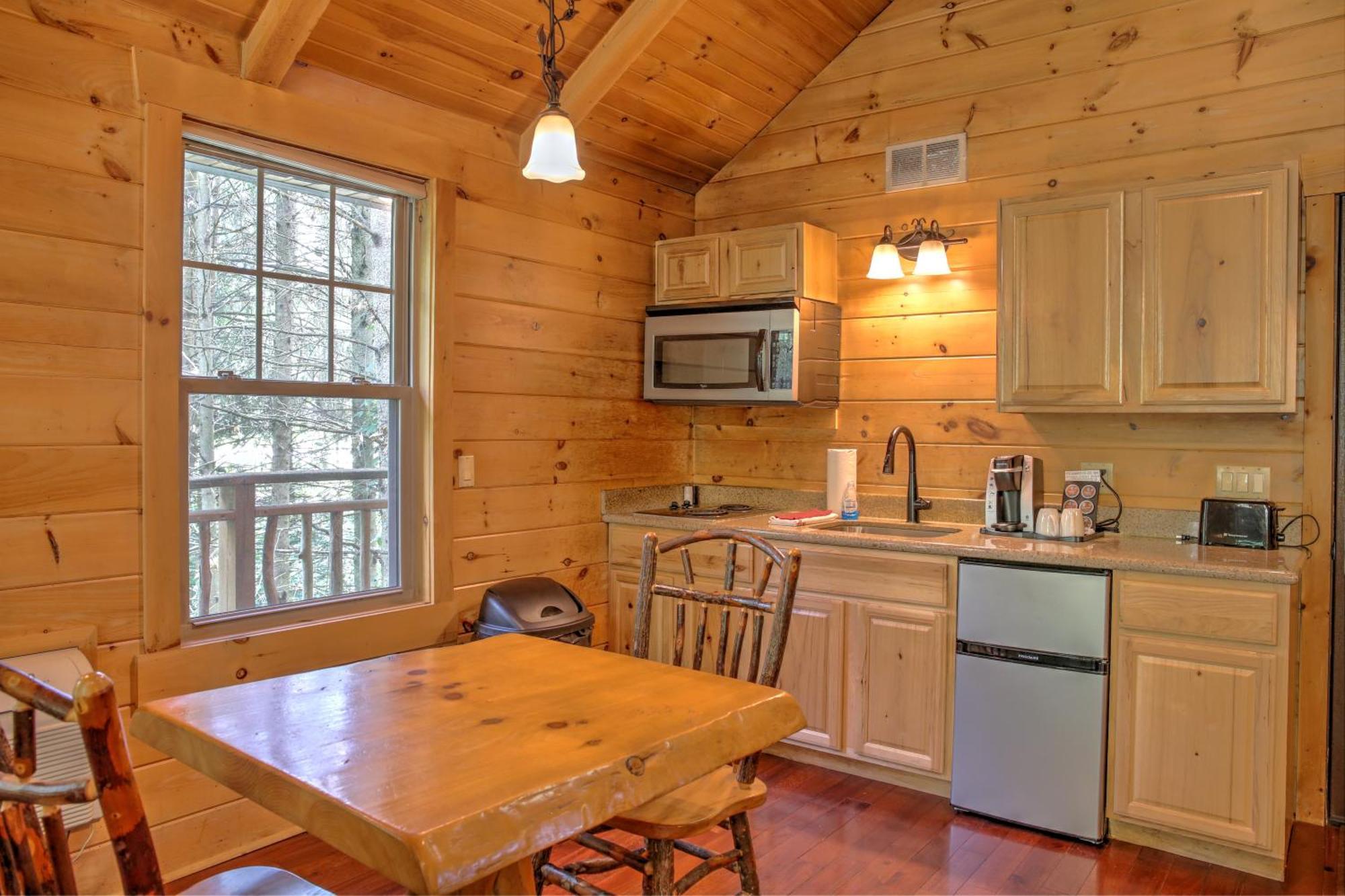 Whispering Pines Treehouse By Amish Country Lodging Милърсбърг Екстериор снимка